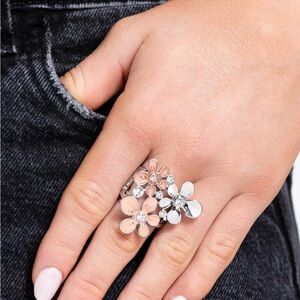 *NEW*  Paparazzi Silver and Peach Floral Ring

“How Does Your Garden Grow”